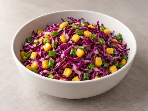 Краснокочанная капуста с кукурузой — иллюстрация подачи