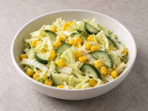 Пекинская капуста с огурцом и кукурузой — иллюстрация подачи