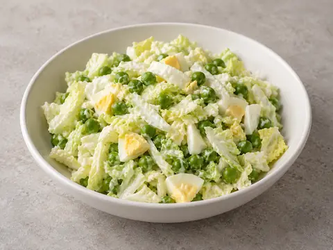 Пекинская капуста с яйцом и горошком — иллюстрация подачи