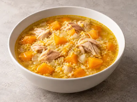 Куриный суп с пшеном и тыквой — иллюстрация подачи