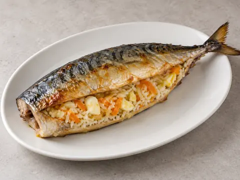 Скумбрия, фаршированная рисом и яйцом — иллюстрация подачи