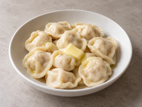 Пельмени с куриной грудкой и сыром — иллюстрация подачи