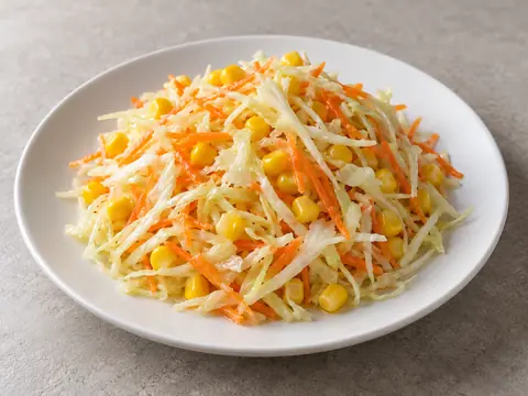 Капустный салат с морковью и кукурузой — иллюстрация подачи