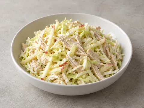 Куриный салат с капустой и яблоком — иллюстрация подачи